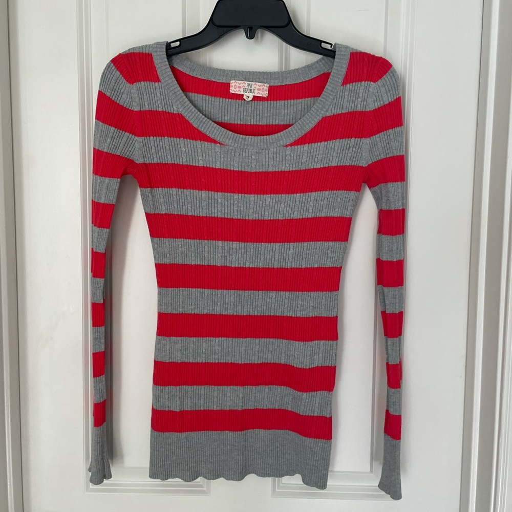 Long-sleeve ribbed fitted sweater.